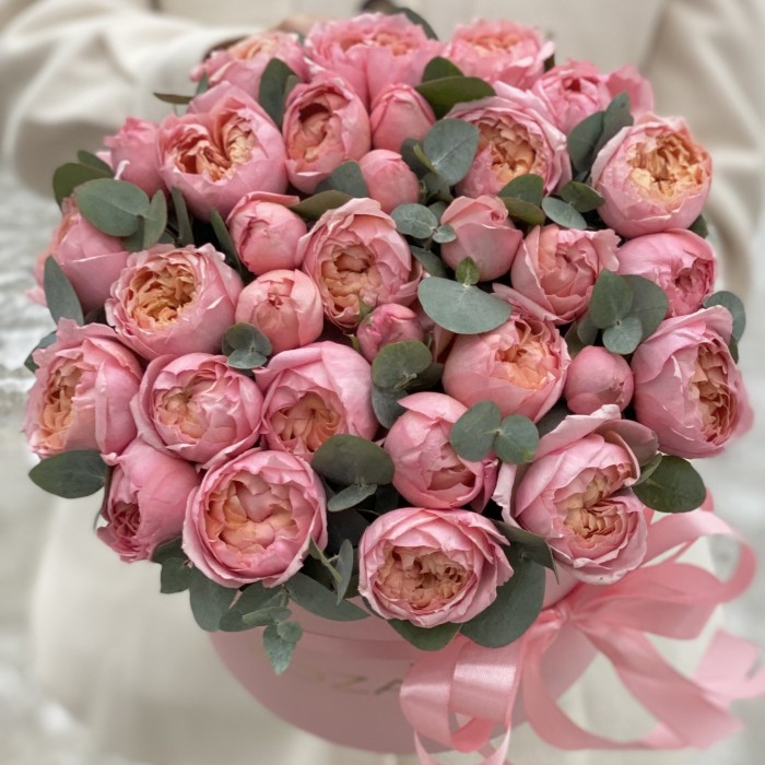 Розовая пионовидная роза Джульетта с эвкалиптом в коробке